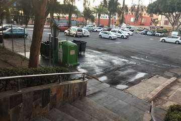 Limpieza a fondo para acabar con el pestazo que atufaba el entorno del Teatro de Telde/TA.